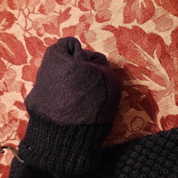 Rabbit rosette mittens - Picture 3 of 3